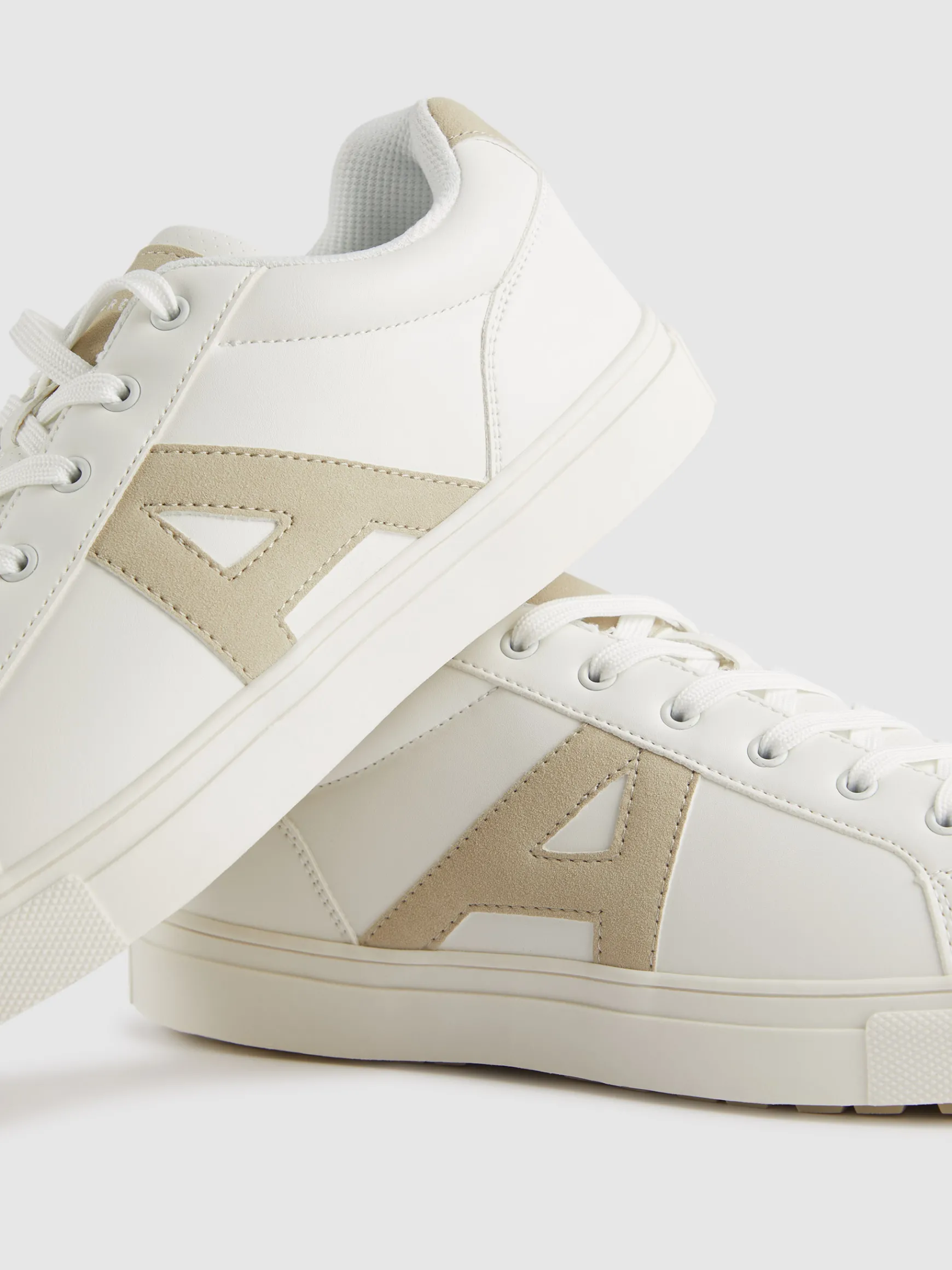 SNEAKERS STAFF-Alvaro Moreno