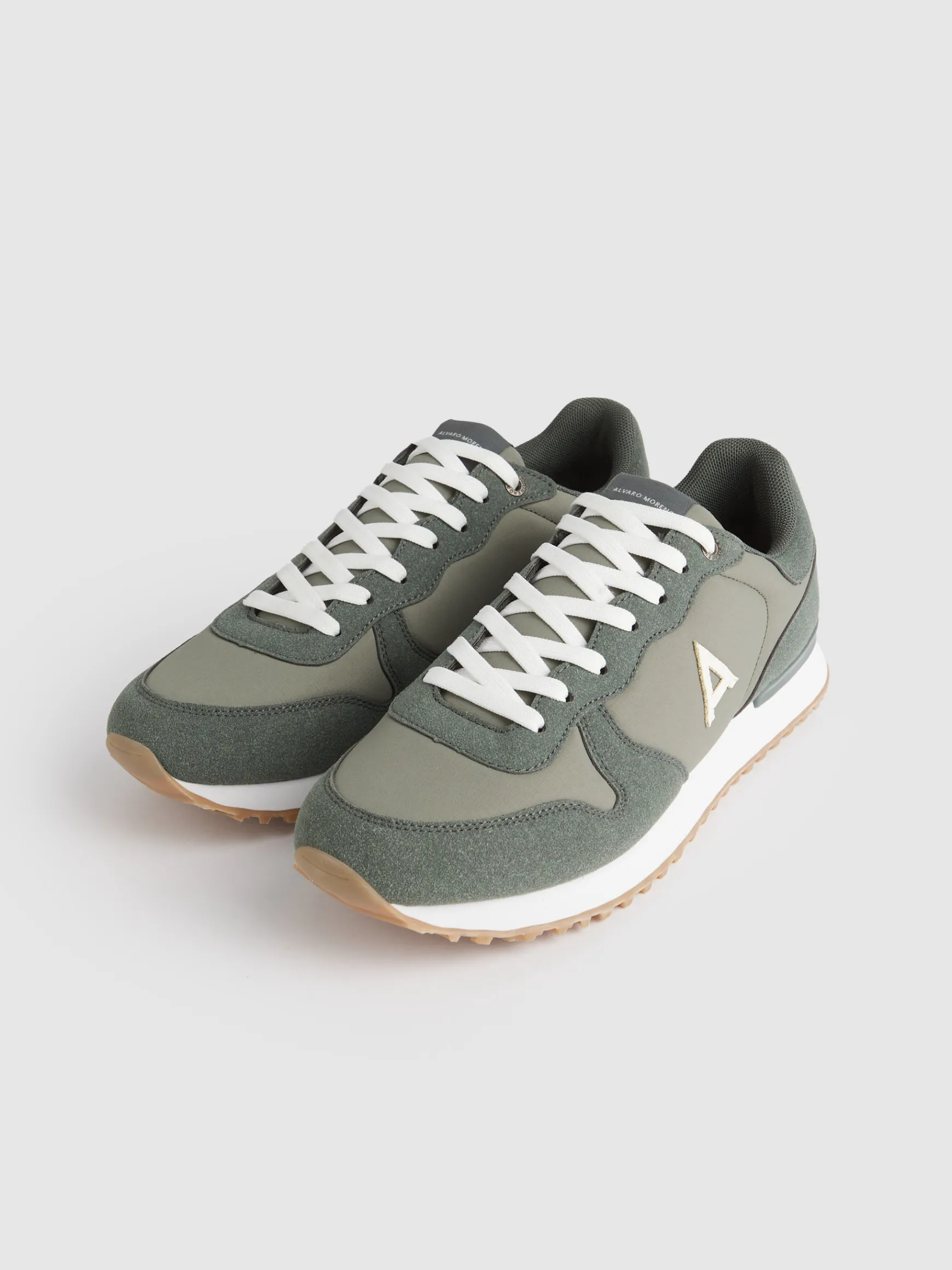 SNEAKERS VIBES-Alvaro Moreno Best