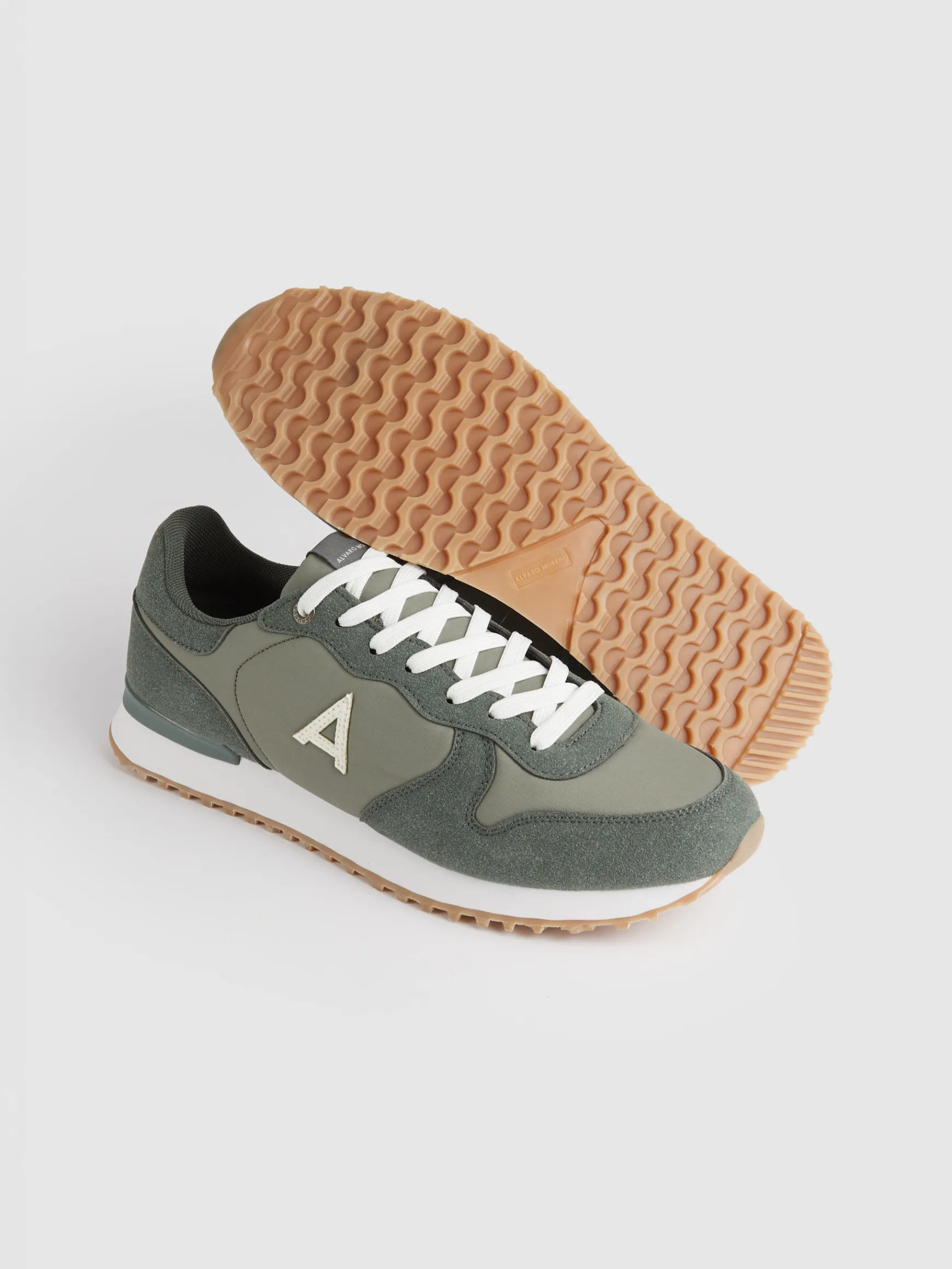 SNEAKERS VIBES-Alvaro Moreno Best